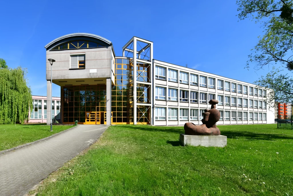 Vstup do hlavní budovy Základní umělecké školy Bedřicha Smetany v Karviné-Mizerově