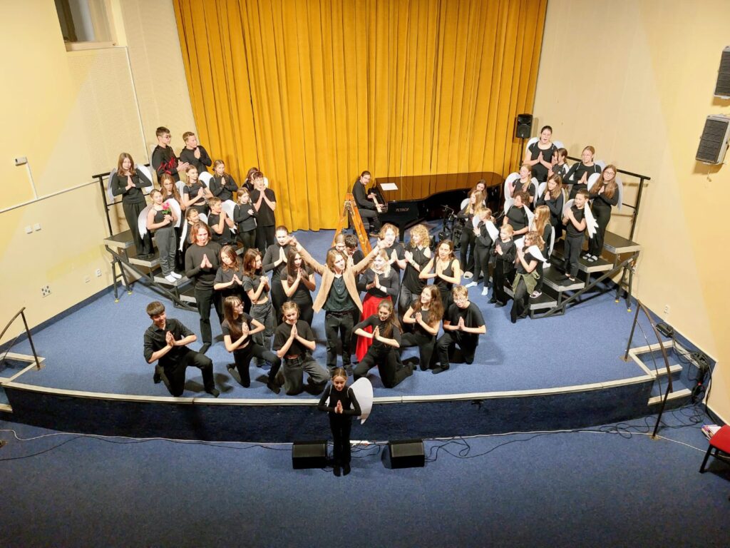 Žáci literárně dramatického oboru z mnoha ročníků a skupin se spolu sešli na jevišti v muzikálu Může za to štrůdl