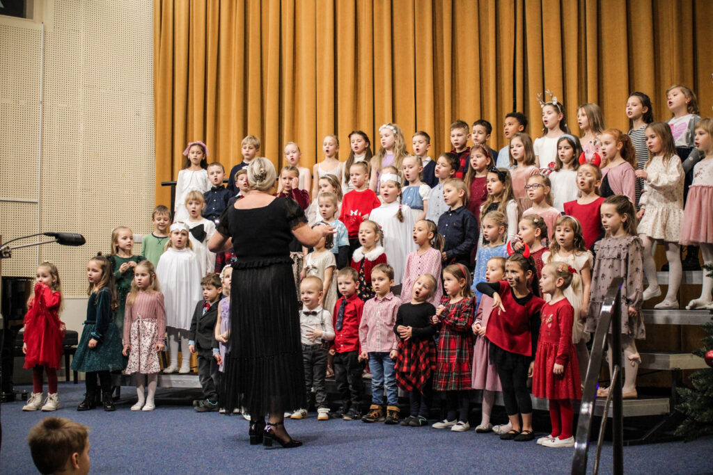 Nejmenší zpěváčci ze sborů Perníček a Permoníček mladší a a z přípravné hudební výchovy